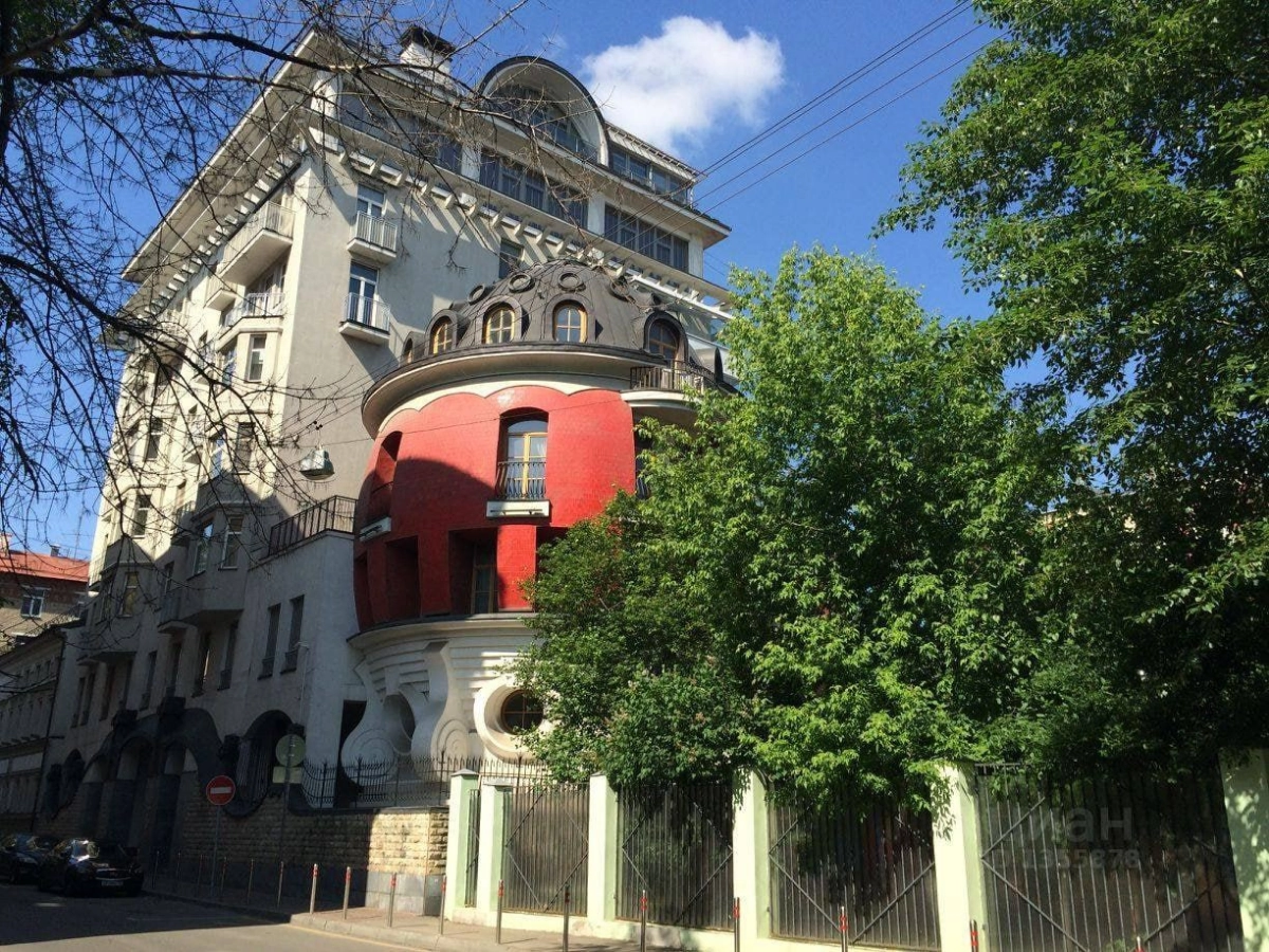 В начале 2000-ых годов в центре Москвы построили четырехэтажный дом в форме яйца. По замыслу это должно было бы быть похоже на яйцо Фаберже. Мне он, честно говоря, скорее Кин-Дза-Дзу напоминает | Сетка — новая социальная сеть от hh.ru