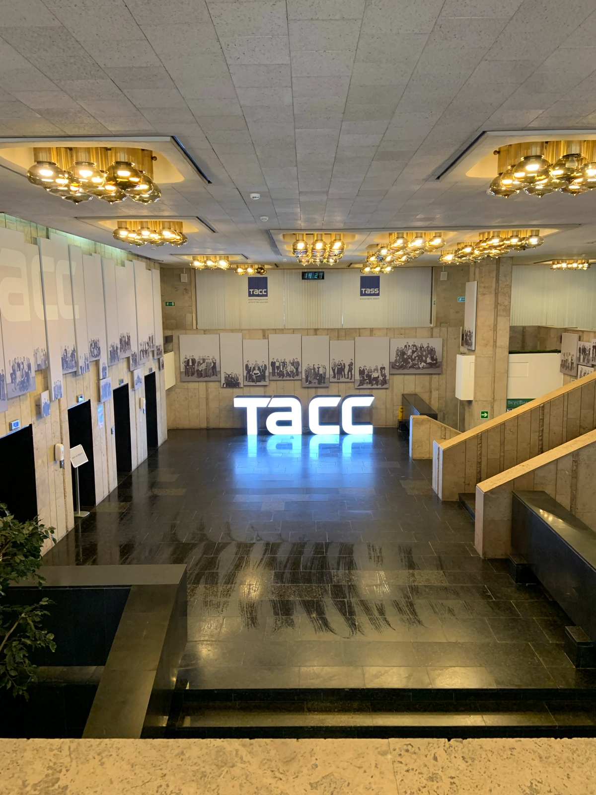Прекрасная кафешечка «Полвторого» в ТАССе. Название креативное - кафе находится на половине пути между первым и вторым этажом) | Сетка — новая социальная сеть от hh.ru