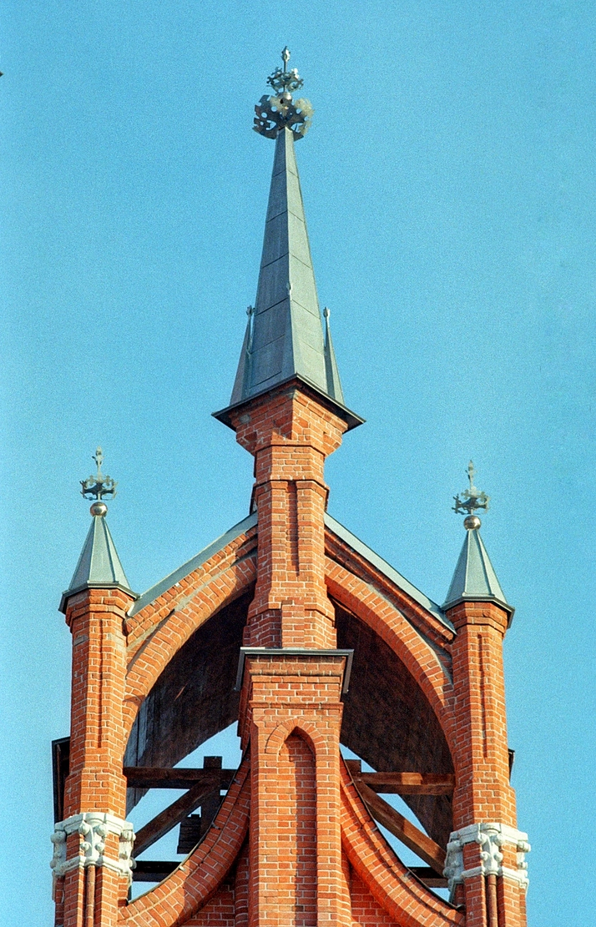 Плёнка проявлена и отсканирова, результат радует)
Kodak ultramax 400 + Юпитер 37а | Сетка — новая социальная сеть от hh.ru