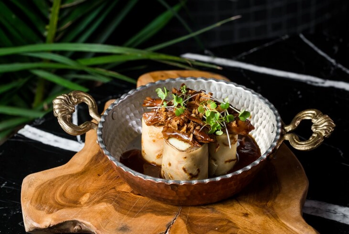 Конечно, не все любят готовить, но вкусно поесть ведь каждый обожает, разве не так?  😁
Ниже подготовили подборку самых ярких авторских блинов в ресторанах Москвы: 
🥞 Ресторан Christian представил вели... | Сетка — новая социальная сеть от hh.ru
