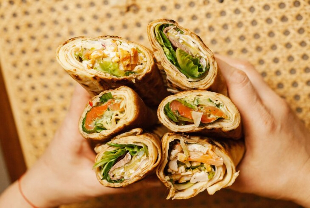 Конечно, не все любят готовить, но вкусно поесть ведь каждый обожает, разве не так?  😁
Ниже подготовили подборку самых ярких авторских блинов в ресторанах Москвы: 
🥞 Ресторан Christian представил вели... | Сетка — новая социальная сеть от hh.ru