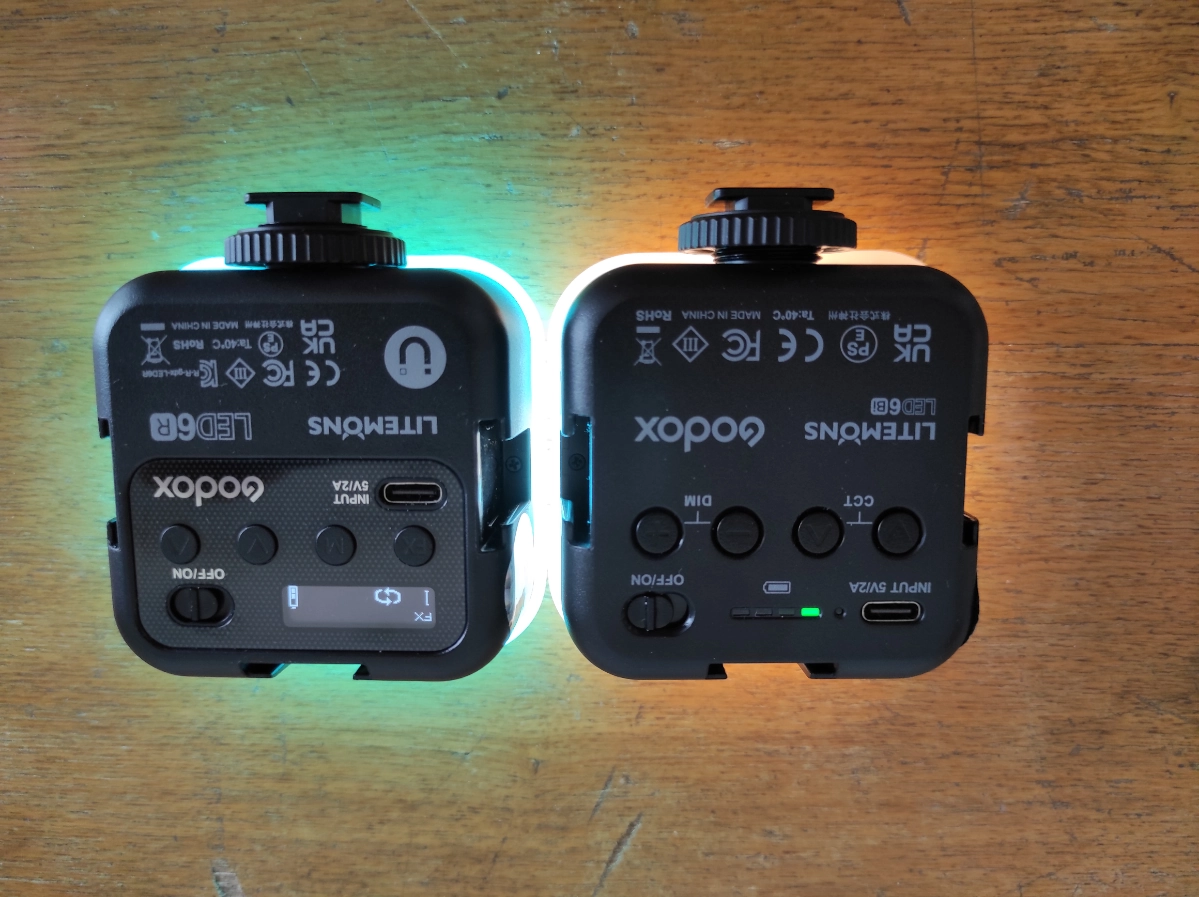 Приехал мини-свет!
Взяла попробовать два годокса, Bi + RGB.
Помещается на ладони, а светит, кажется, весьма неплохо! Поэкспериментируем)
А вы используете дополнительный свет для съёмки? | Сетка — новая социальная сеть от hh.ru