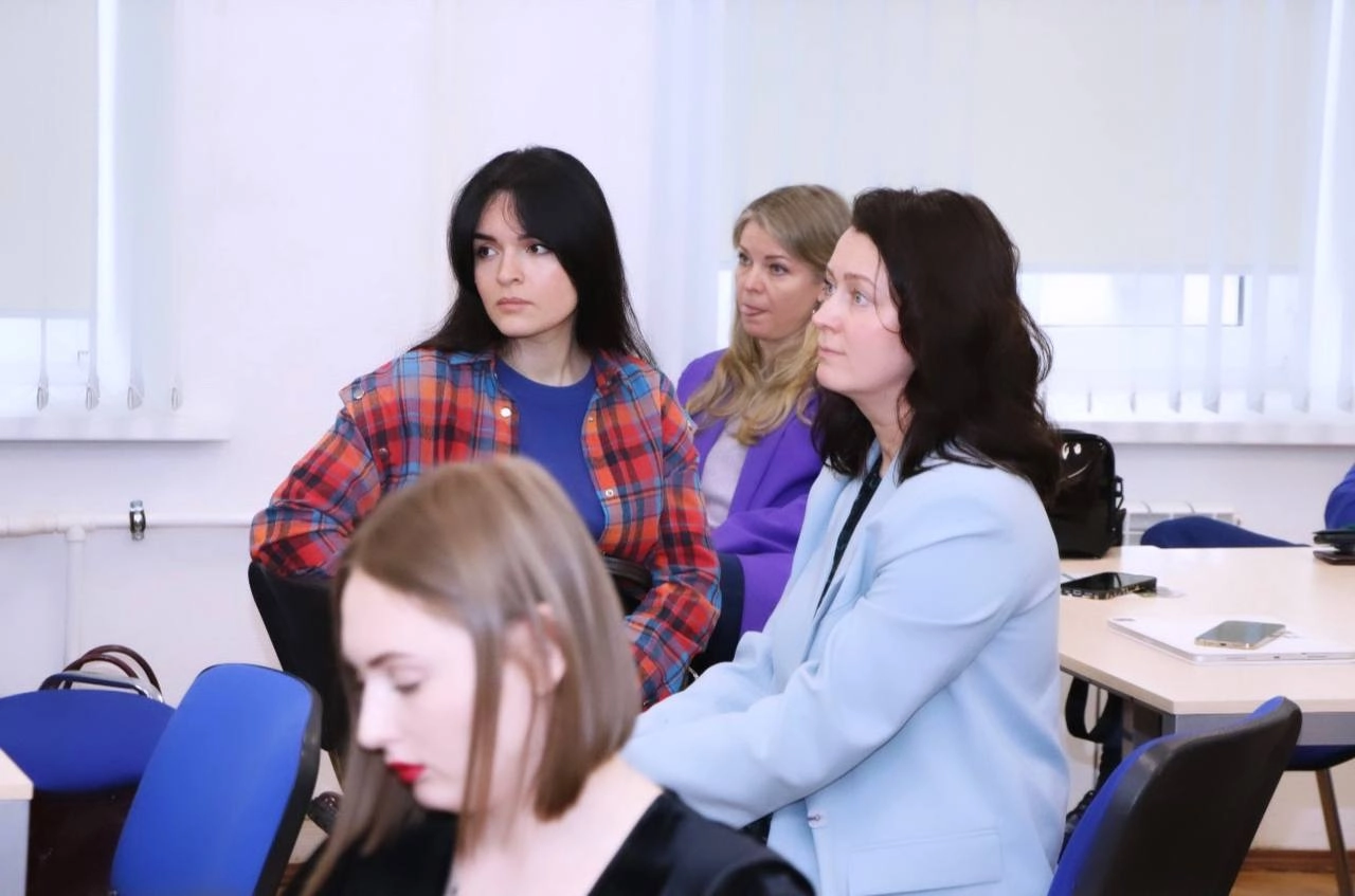 #ПодумайОбДругого
💬Звучит странно, но очень помогает
💬Когда я сама нахожусь у мыслительном тупике, я говорю себе - Подумай об другого, найдешь путь решения!
Я часто вижу, как руководители думают в оди... | Сетка — новая социальная сеть от hh.ru