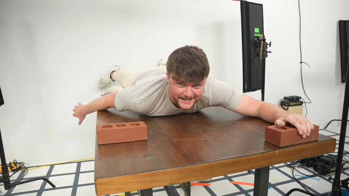MrBeast показал одну из своих четырех (!) студий для создания тамбнейлов и рассказал подробнее о процессе производства | Сетка — новая социальная сеть от hh.ru
