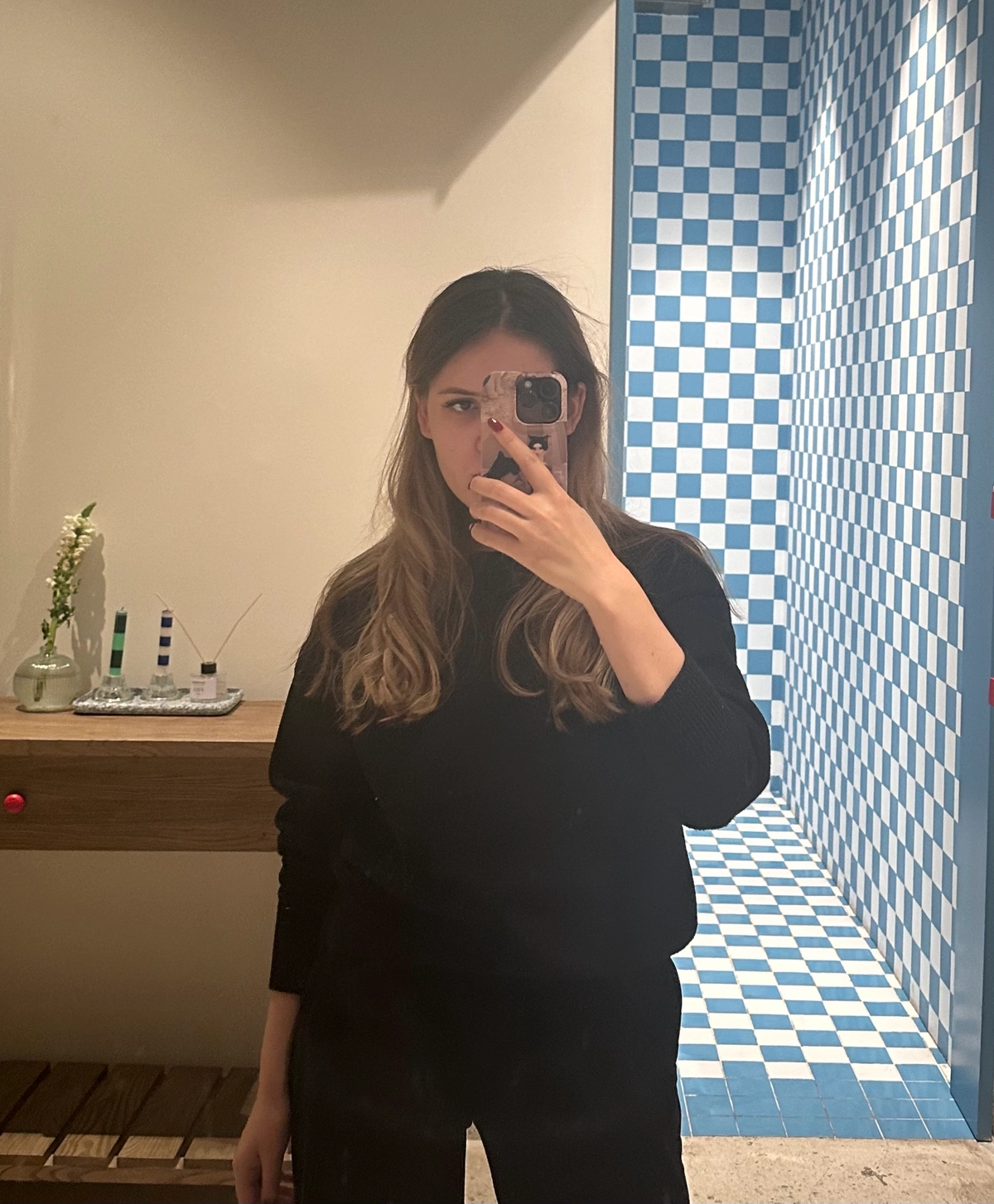 Начинать лучше со знакомства.
Привет 👋🏻 Я Жанна. Сейчас, как Growth Lead, я занимаюсь ростом продуктов и денежек с них соответственно | Сетка — новая социальная сеть от hh.ru
