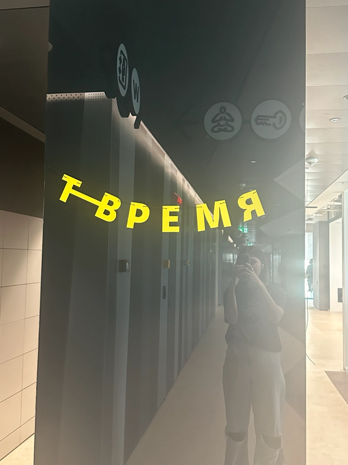 Рабочие чатики весь день разрывались от Т-мемов, а DAU одного из моих продуктов (блога) соревновался с месячными показателями по трафику | Сетка — новая социальная сеть от hh.ru