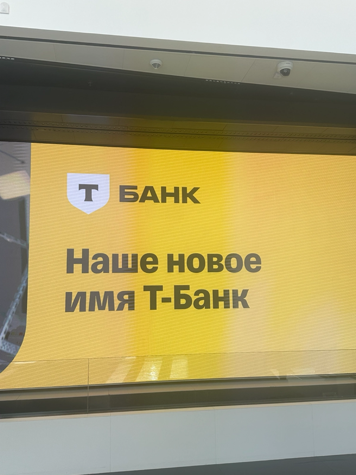 Рабочие чатики весь день разрывались от Т-мемов, а DAU одного из моих продуктов (блога) соревновался с месячными показателями по трафику | Сетка — новая социальная сеть от hh.ru