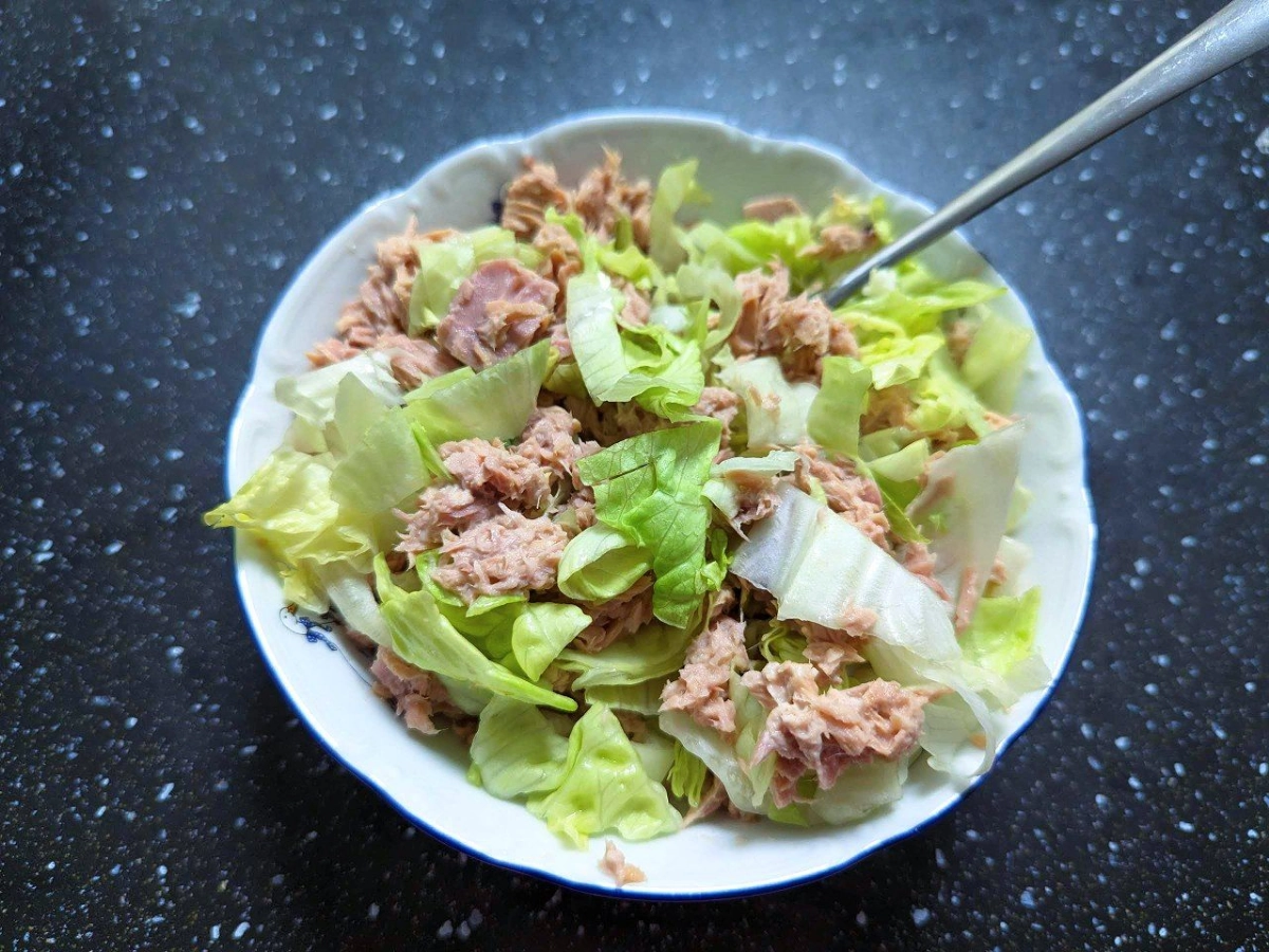 Внезапный перекус. 
Тунец, салат, внизу кукуруза.
#еда #покушодь | Сетка — новая социальная сеть от hh.ru