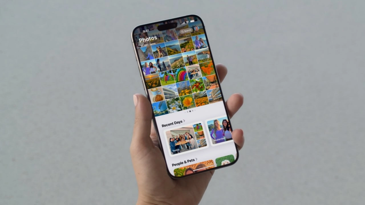 В iOS 18 обновили Галерею — появились подборки фото полокациям, людям, питомцам и многое другое. 
Галерея больше не будет выглядеть как свалка. 
@kusok\digital | Сетка — новая социальная сеть от hh.ru