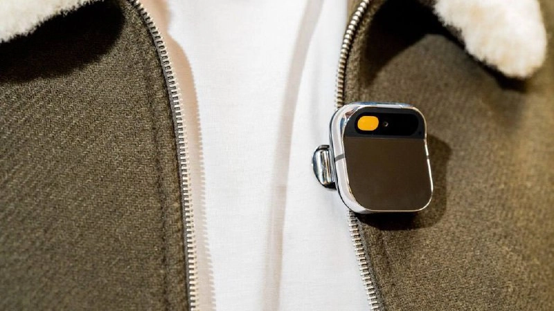 Довольно интересная ситуация складывается вокруг Humane Ai Pin. Если вдруг забыли что это, то это такая АІ-прищепка, которая должна была стать личным помощником | Сетка — новая социальная сеть от hh.ru