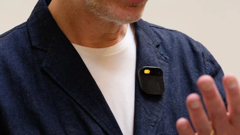 Довольно интересная ситуация складывается вокруг Humane Ai Pin. Если вдруг забыли что это, то это такая АІ-прищепка, которая должна была стать личным помощником | Сетка — новая социальная сеть от hh.ru