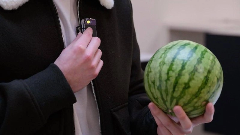Довольно интересная ситуация складывается вокруг Humane Ai Pin. Если вдруг забыли что это, то это такая АІ-прищепка, которая должна была стать личным помощником | Сетка — новая социальная сеть от hh.ru