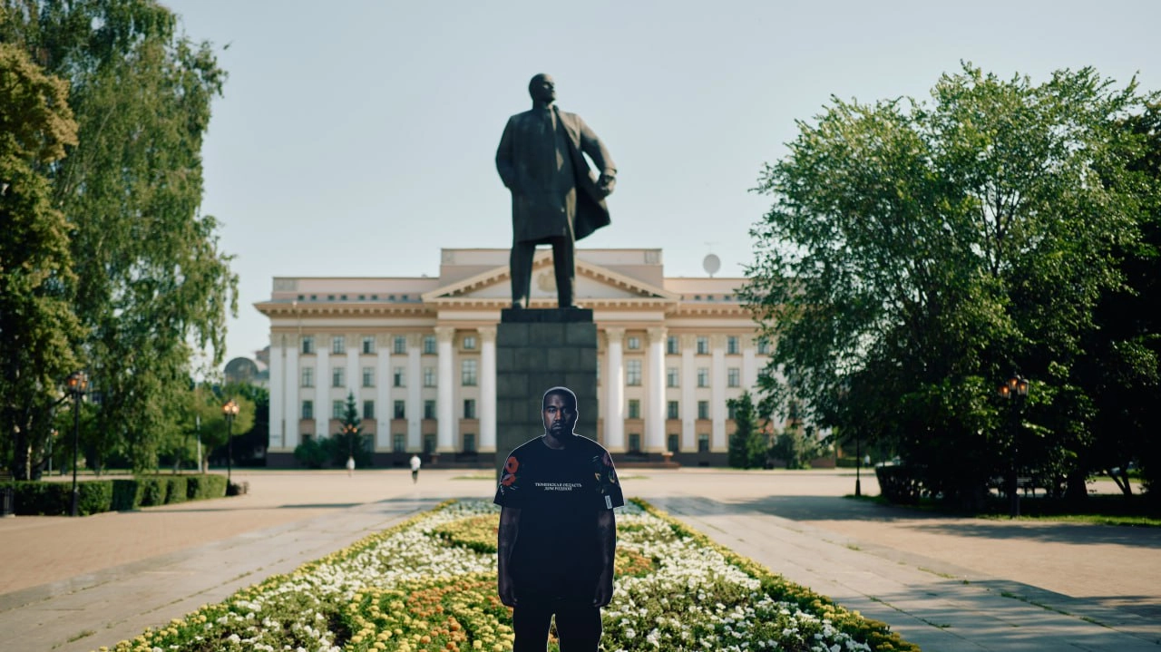 Канье Уэст уже в Тюмени, ну почти. Картонную фигуру рэпера нарядили в образ истинного жителя города и поставили на главных улицах Тюмени | Сетка — новая социальная сеть от hh.ru