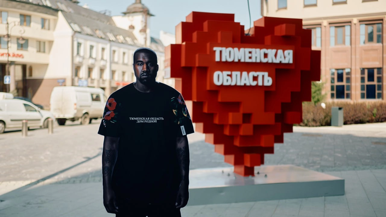 Канье Уэст уже в Тюмени, ну почти. Картонную фигуру рэпера нарядили в образ истинного жителя города и поставили на главных улицах Тюмени | Сетка — новая социальная сеть от hh.ru