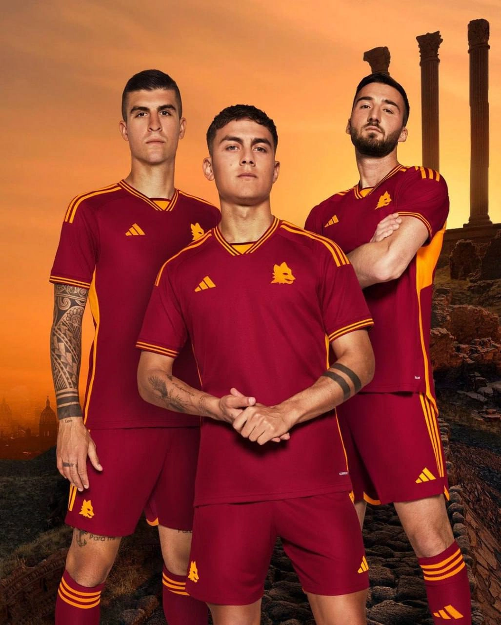 #Артем Просчитались, но где?
Итальянский футбольный клуб «Рома» и adidas выкатили новую коллекцию одежды | Сетка — новая социальная сеть от hh.ru