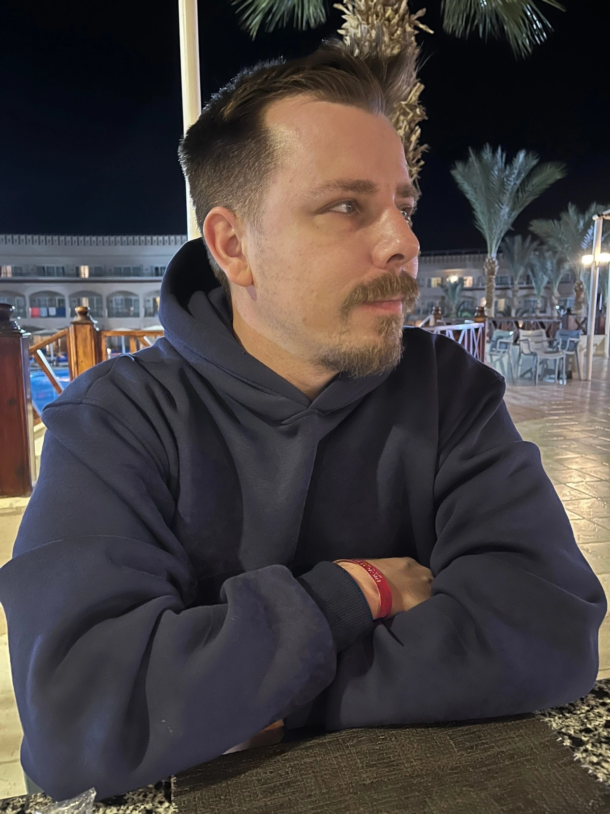 Итак, DevOps инженеры... Это те ребята, которые могут сделать «deploy» на сервер в 3 часа ночи и при этом улыбаться. Они как ниндзя, только вместо мечей у них «клавиатуры» | Сетка — новая социальная сеть от hh.ru