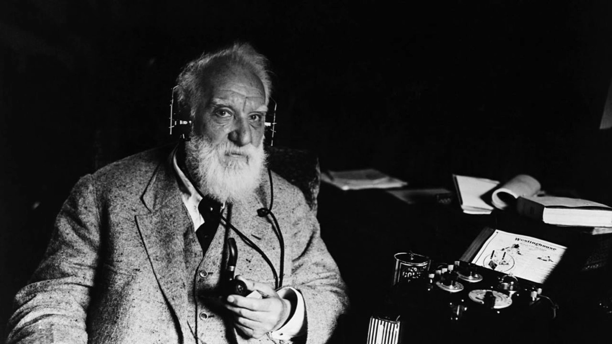 9 июля, 147 лет назад, Александр Белл создал свою первую телефонную компанию! Как это произошло? Совершенно случайно! За пару лет до создания Bell Telephone Company Белл проводил опыты разрабатывая га... | Сетка — новая социальная сеть от hh.ru