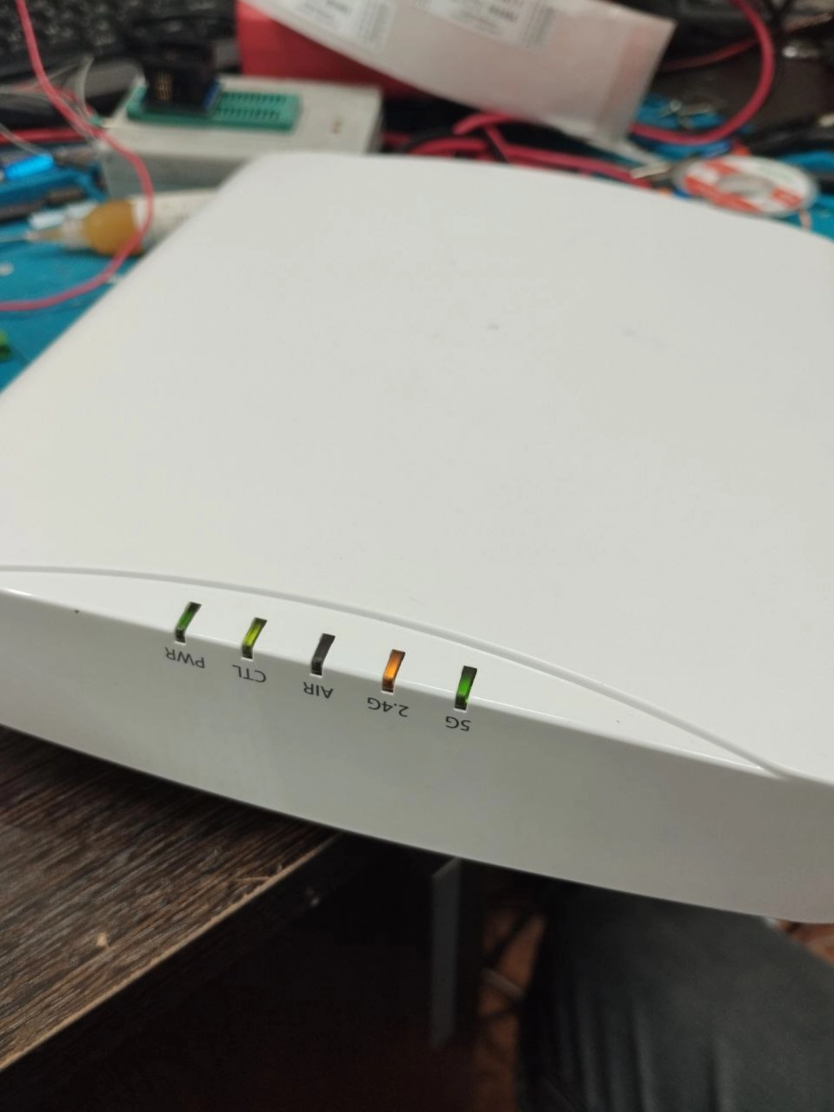 Точка доступа Rucкus r610 , приехала с неисправностью : не вещает ssid,  не пускает по ssh
Что сделано: прошивка nand памяти. Редактирование SN и ip адрес точки. | Сетка — социальная сеть от hh.ru