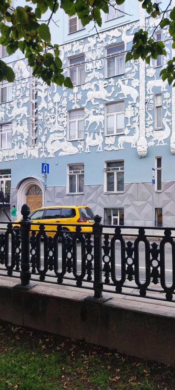 #пищадляидей
Окна с эффектом полиэтиленовых складок как родные в этом фасаде | Сетка — новая социальная сеть от hh.ru