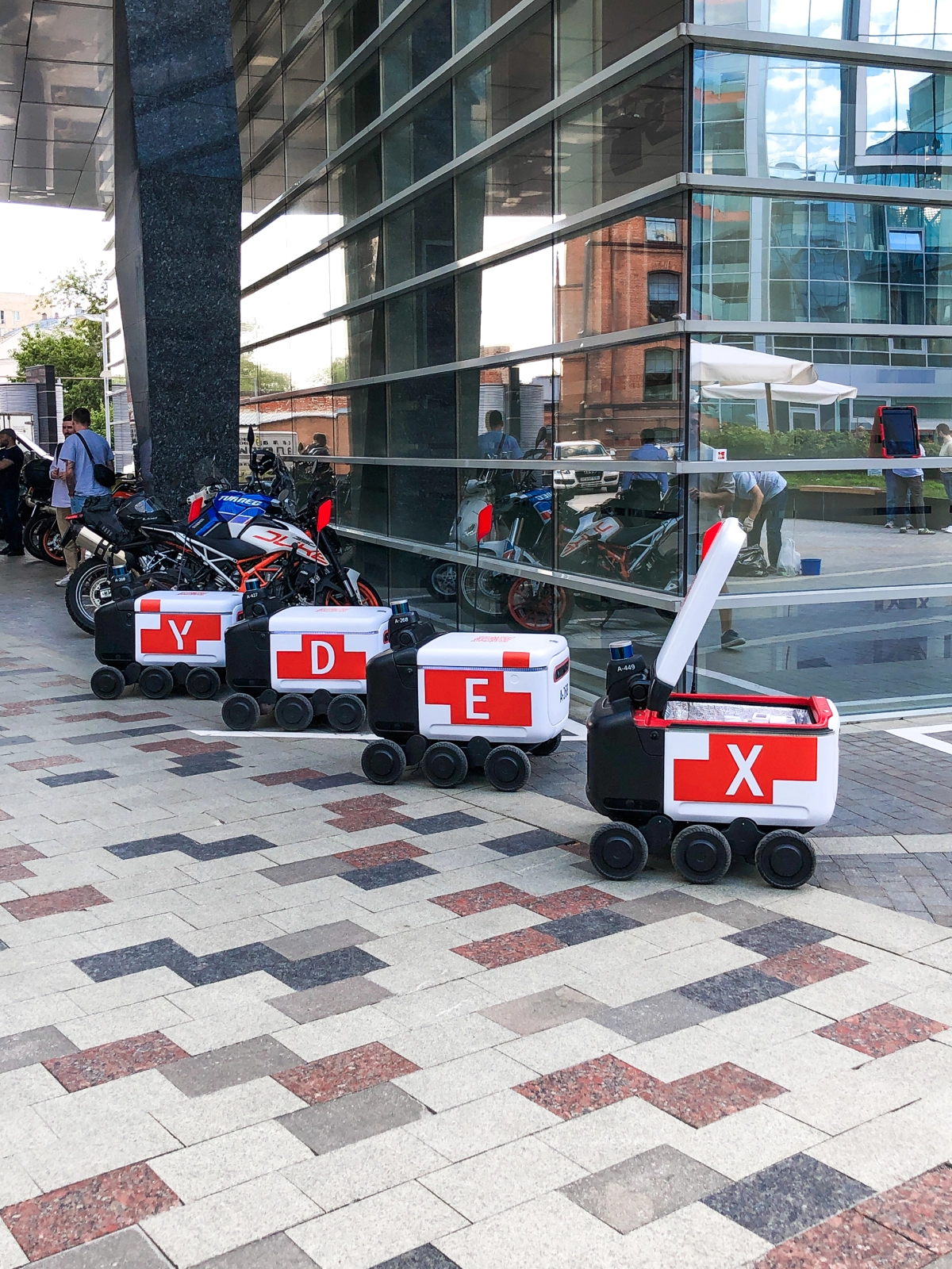 Сегодня стартовали торги акциями Яндекса под новым тикером YDEX. Как частный инвестор я начал покупать Яндекс в собственный портфель в уже далёком 2019 году по 1 863 руб | Сетка — новая социальная сеть от hh.ru
