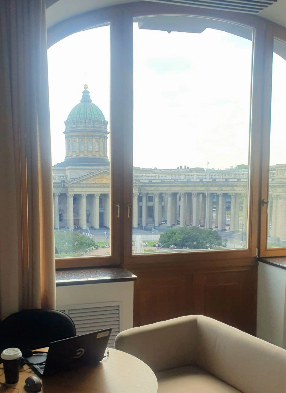 В офисе Вконтакте в Зингере (Питер). 
Подумалось, что в целом забавно, что когда ты видишь на работе человека с соцсетями на экране - он точно работает.
Таня, ex-B2B
@productsgossip | Сетка — новая социальная сеть от hh.ru