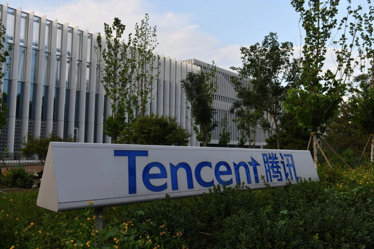 Китай разработал еще одну национальную ОС: встречаем TencentOS, форк CentOS
https://habr.com/ru/companies/selectel/articles/831976/ | Сетка — новая социальная сеть от hh.ru