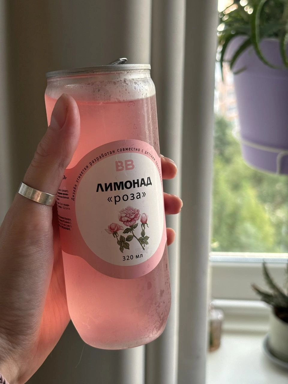Во ВкусВилл обнаружен лимонад со вкусом ностальгии, дизайн которого будто вдохновлён тем самым розовым лосьоном из детства.
Захотелось.
🍕зумеры любят пиццу? | Сетка — новая социальная сеть от hh.ru