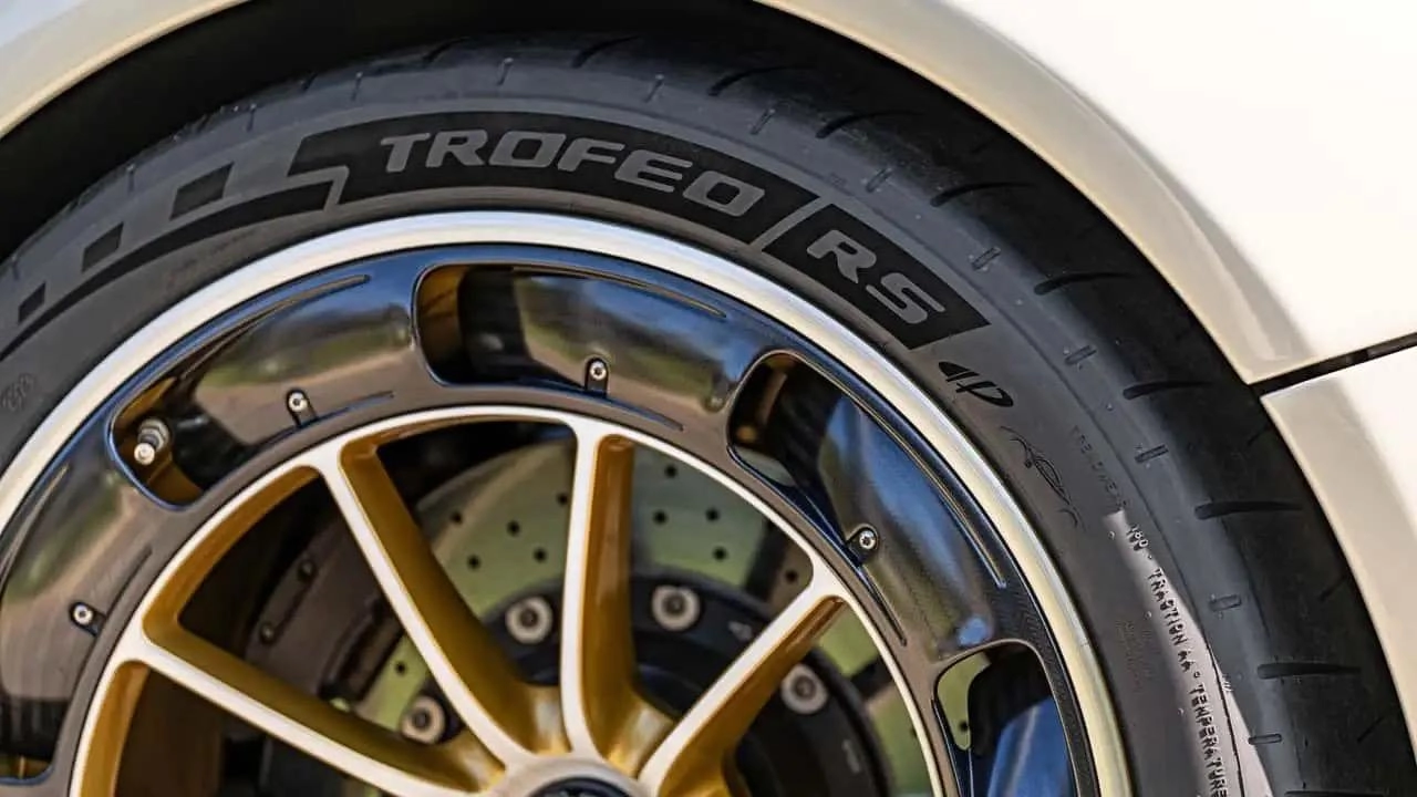 Кибершины Pirelli общаются с автомобилем
Автомобиль может быть любым, лишь бы это был Pagani Utopia | Сетка — новая социальная сеть от hh.ru