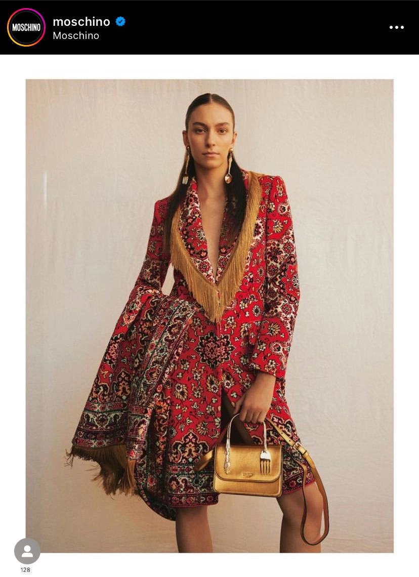 Тем временем в мире моды #sustainable добрался уже до бабушкиного ковра
#moschino выпустил коллекцию Fall Winter 2022/2023 где ретроспективные образы предметов интерьера начала 19 века блестяще адапти... | Сетка — новая социальная сеть от hh.ru