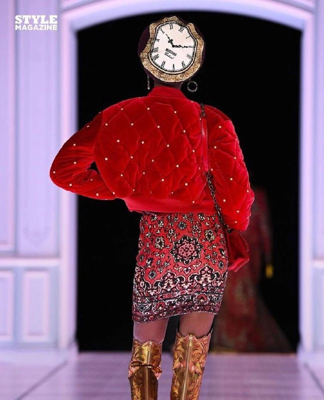 Тем временем в мире моды #sustainable добрался уже до бабушкиного ковра
#moschino выпустил коллекцию Fall Winter 2022/2023 где ретроспективные образы предметов интерьера начала 19 века блестяще адапти... | Сетка — новая социальная сеть от hh.ru