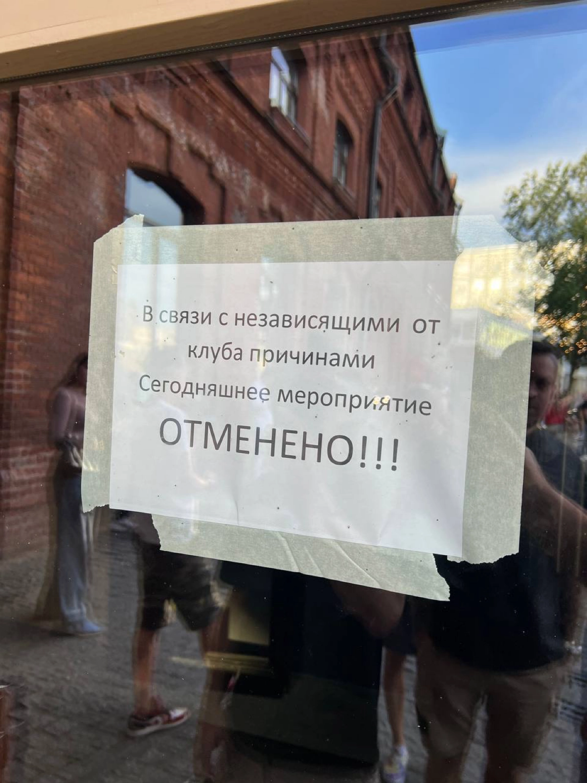 Почти каждый мой будний день начинается одинаково
Просыпаюсь в 6:20, затем утренняя рутина и еду в аэропорт или в офис, погружаясь в работу. Так было и в этот раз | Сетка — новая социальная сеть от hh.ru
