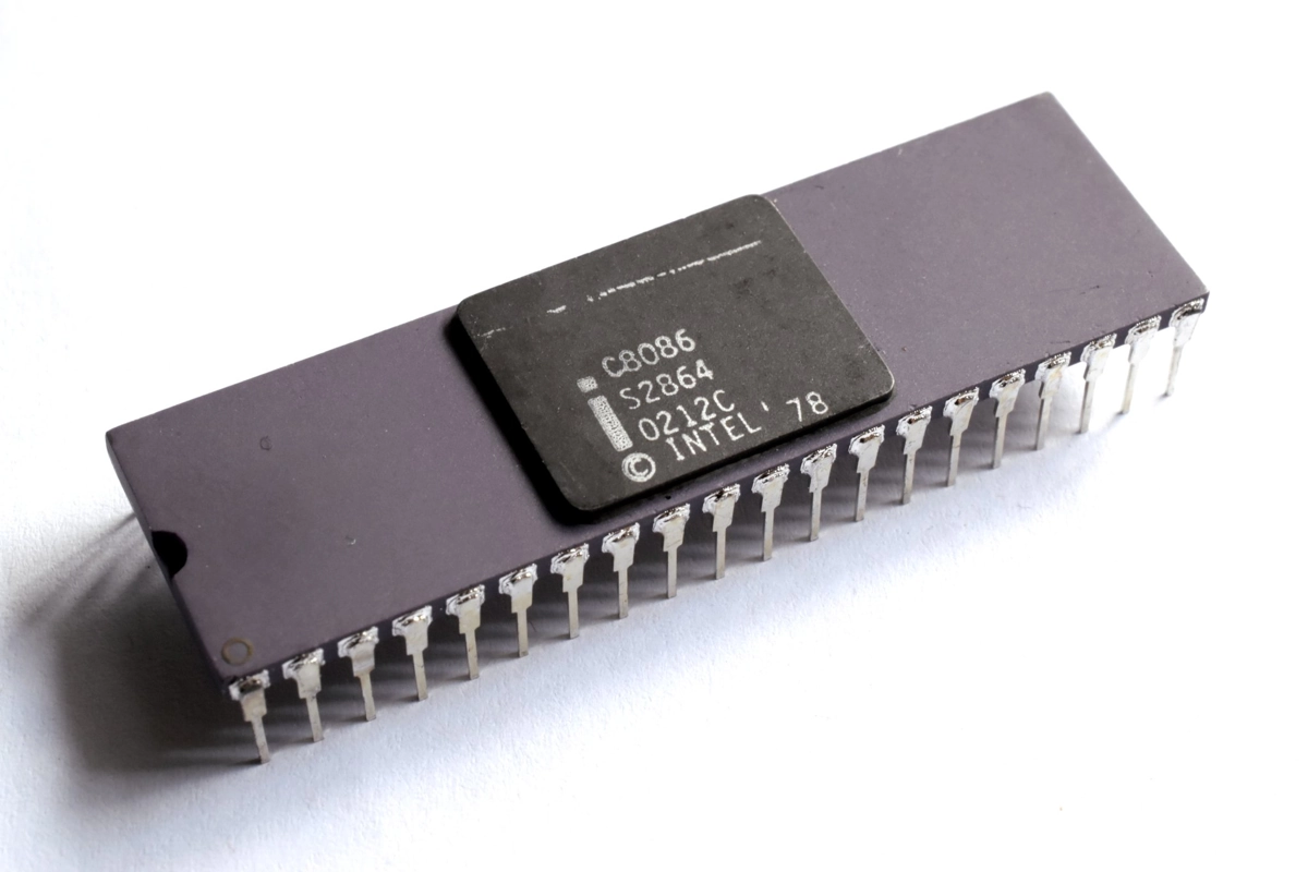 Более 45 лет назад Intel выпустила процессор 8086 - первый в архитектуре x86, которая и сегодня лежит в основе практически всех ПК и ноутбуков! 🖥💻
Этот маленький чип изменил мир технологий | Сетка — новая социальная сеть от hh.ru