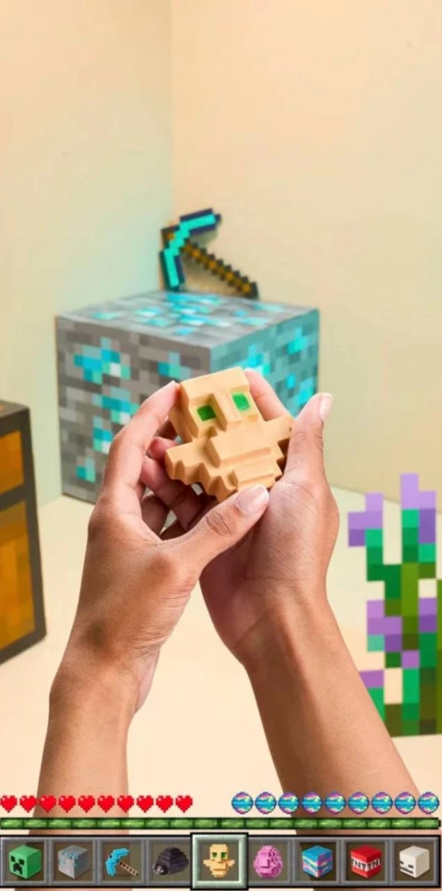 Какой-то круговорот коллабораций. Сначала Minecraft сделали коллаборацию с Crocs, потом Crocs сделали коллаборацию со Шреком, потом Шрек сделал коллаборацию с Lush | Сетка — новая социальная сеть от hh.ru