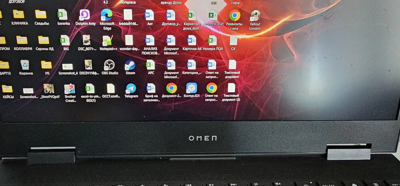 Не знаю как сказать, но кто-то с утра у меня украл нижнее меню на Windows. 
А ранее ноут вообще не включался пока все последние обновления не откатил.
Не в первый такое происходит | Сетка — новая социальная сеть от hh.ru
