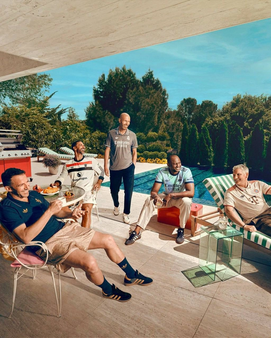 #Артем Вернулся.
Это я про легендарный логотип adidas, который бренд вернул на футбольные формы впервые в 21 веке | Сетка — новая социальная сеть от hh.ru