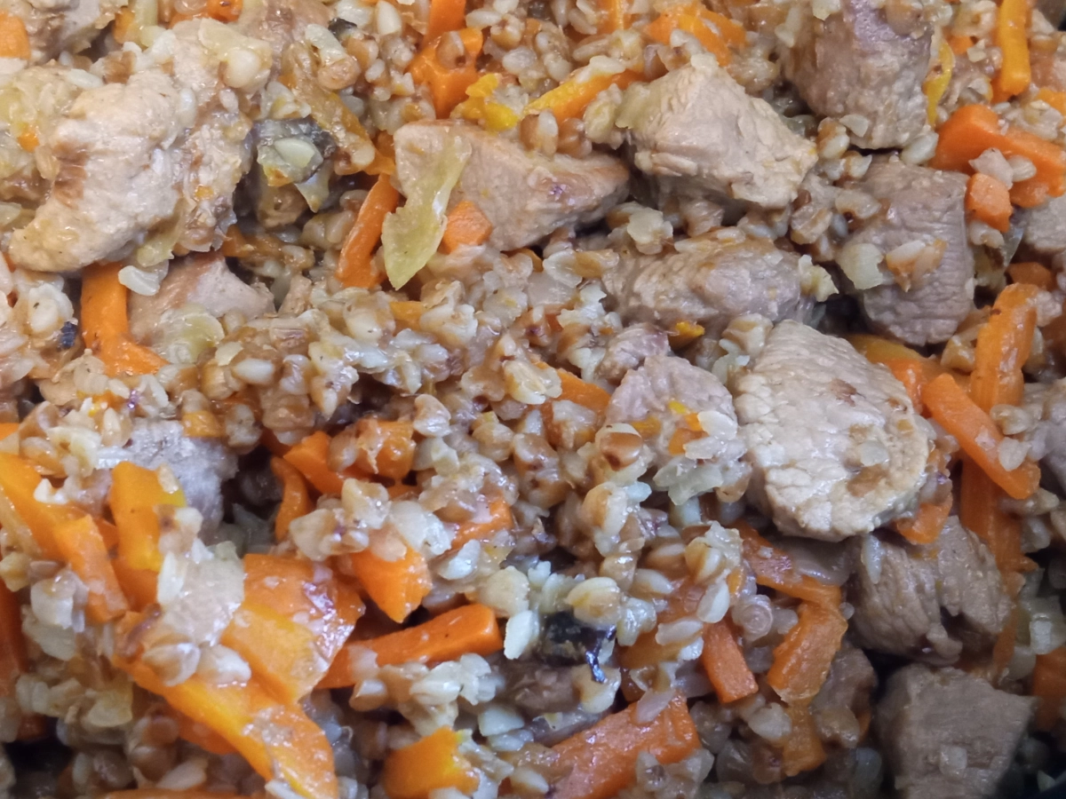 #еда
Иногда варю гречку. С мясом, конечно. Как плов. Только с гречкой. | Сетка — новая социальная сеть от hh.ru