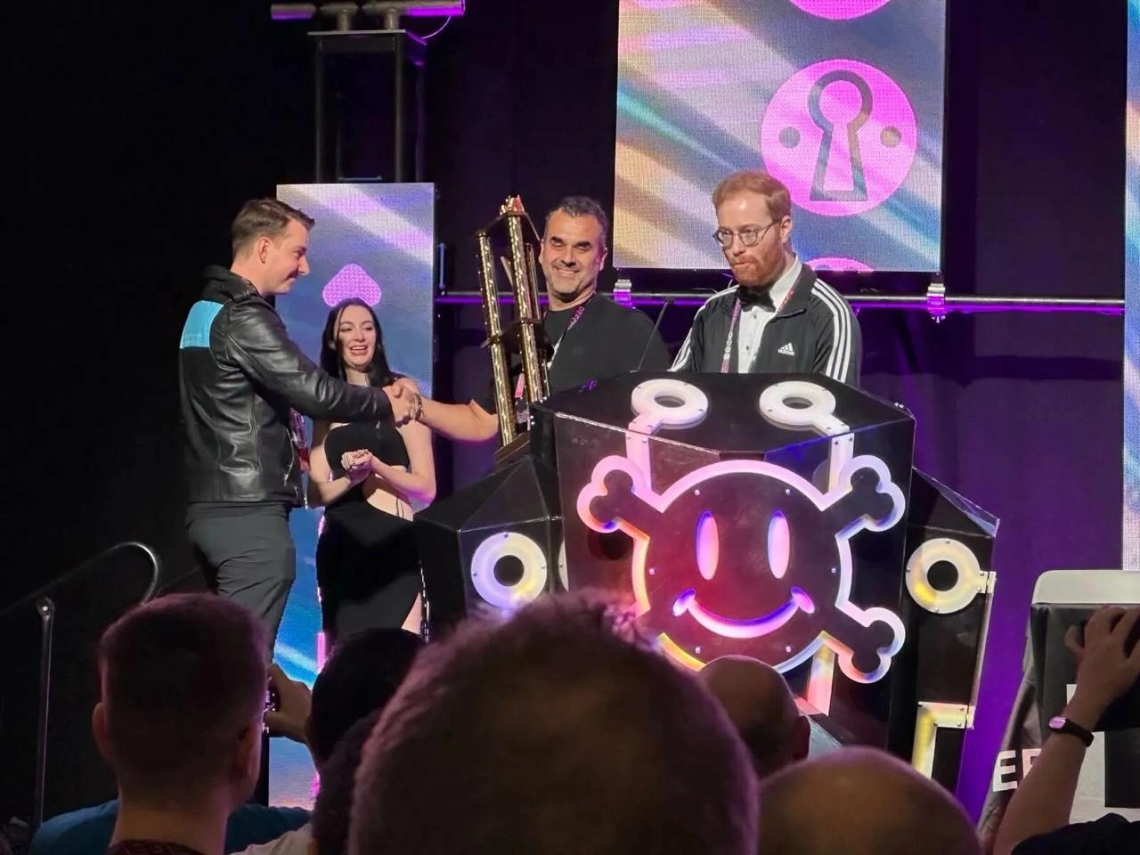 Завершая тему CrowdStrike. На недавней конференции Def Con на церемонии Pwnie Awards компания получила награду "за эпичный провал" | Сетка — новая социальная сеть от hh.ru