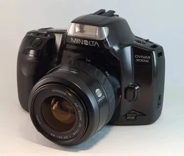#фифобзор
Есть небольшой эпизод, где Шер пользуется фотоаппаратом. Это, конечно же, японская "зеркалка"
Это фотоаппарат модели Dynax 300si компании "Минолта" | Сетка — новая социальная сеть от hh.ru