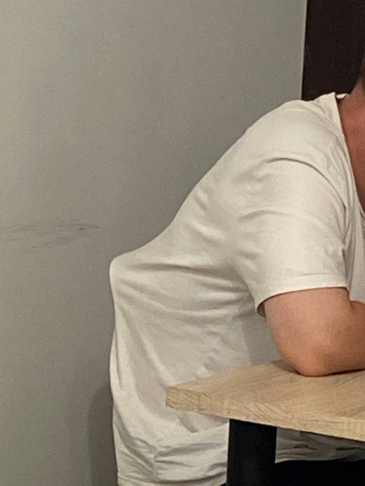 У меня на созвонах часто потеет спина 
Дома жарковато, а если я открою окно на полную, то мне будут мешать звуки с улицы 
Поэтому у меня есть лайфхак, футболку засунуть на спинку стула 
И вот моя деву... | Сетка — новая социальная сеть от hh.ru