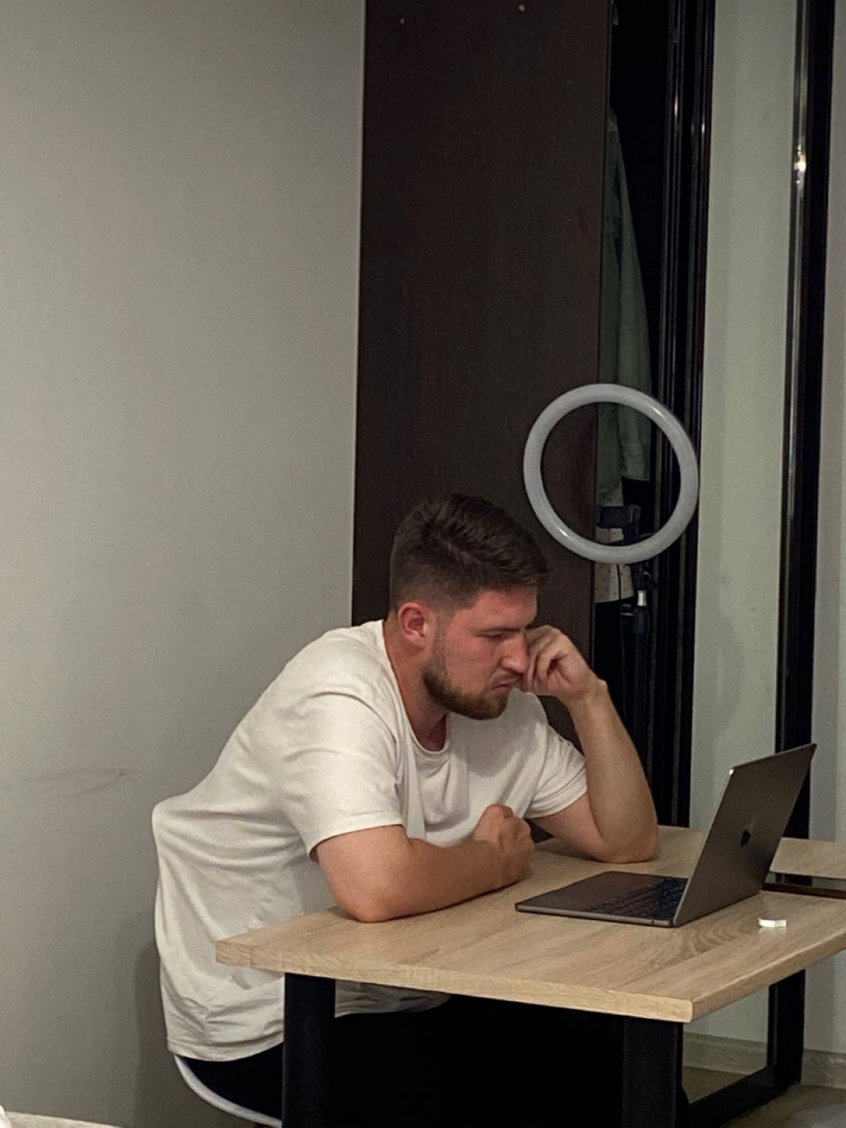 У меня на созвонах часто потеет спина 
Дома жарковато, а если я открою окно на полную, то мне будут мешать звуки с улицы 
Поэтому у меня есть лайфхак, футболку засунуть на спинку стула 
И вот моя деву... | Сетка — новая социальная сеть от hh.ru