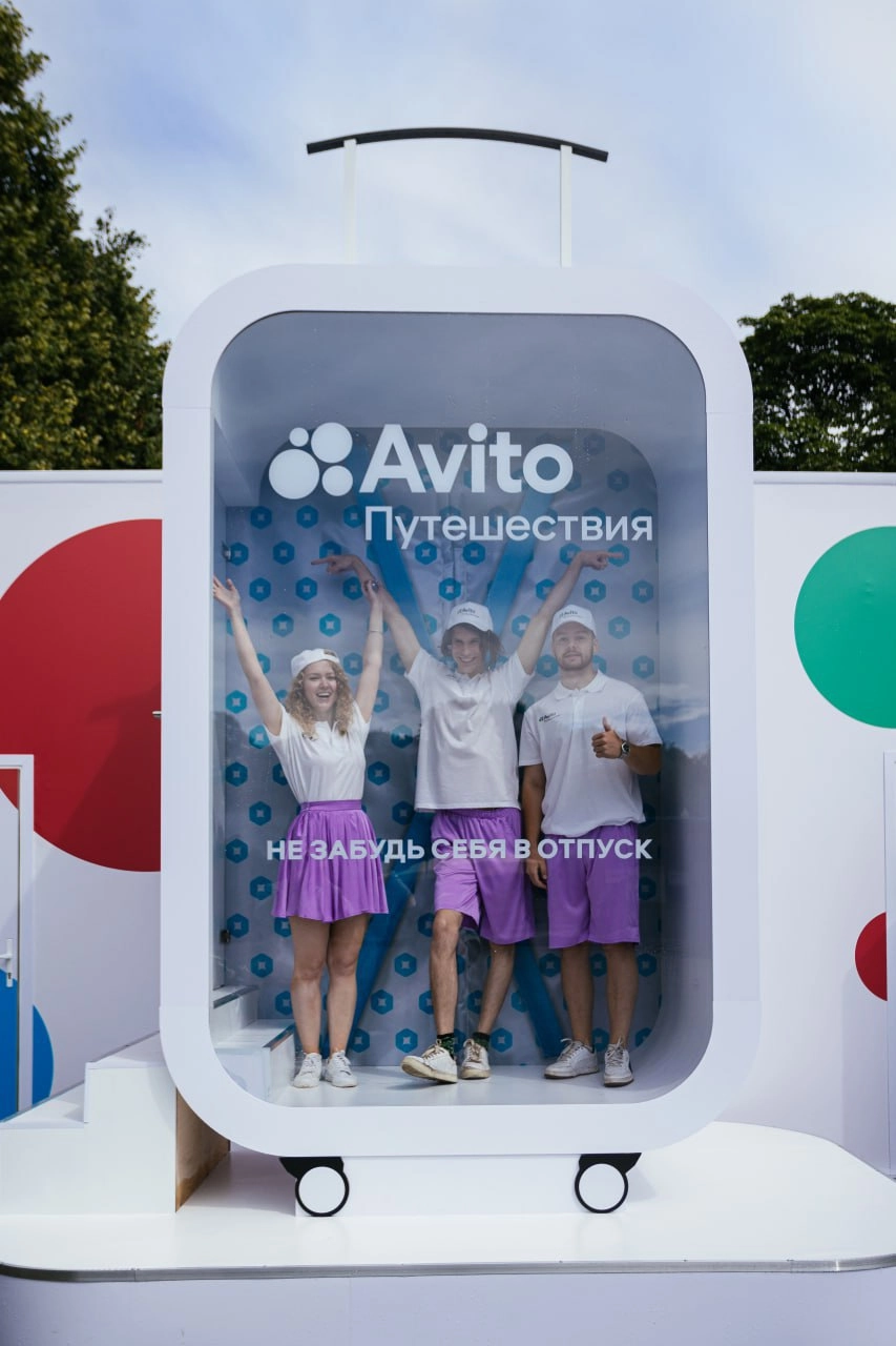Авито Путешествия запустили собственную бренд-зону в Парке Горького с гранд-чемоданом и 4-комнатной квартирой. Все это – оригинальные фотозоны для контента, которые точно соберет все лайки | Сетка — новая социальная сеть от hh.ru