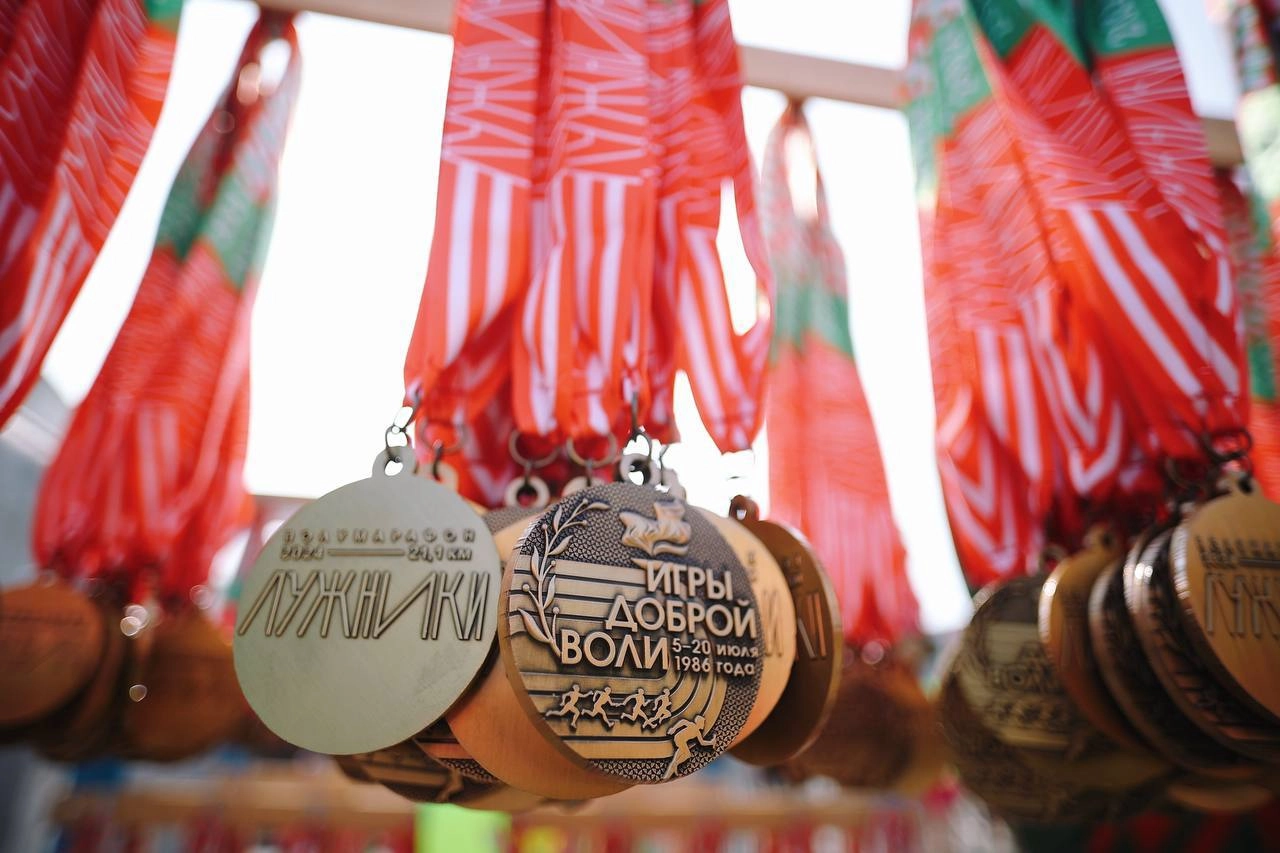 Мы это сделали! Полумарафон done 🥇
Готовились три месяца: учились работать с пульсом, меряли расстояния со скачущей гео, запоминали смешные слова — ПАНО, ЧСС, ИВН, каденс | Сетка — новая социальная сеть от hh.ru