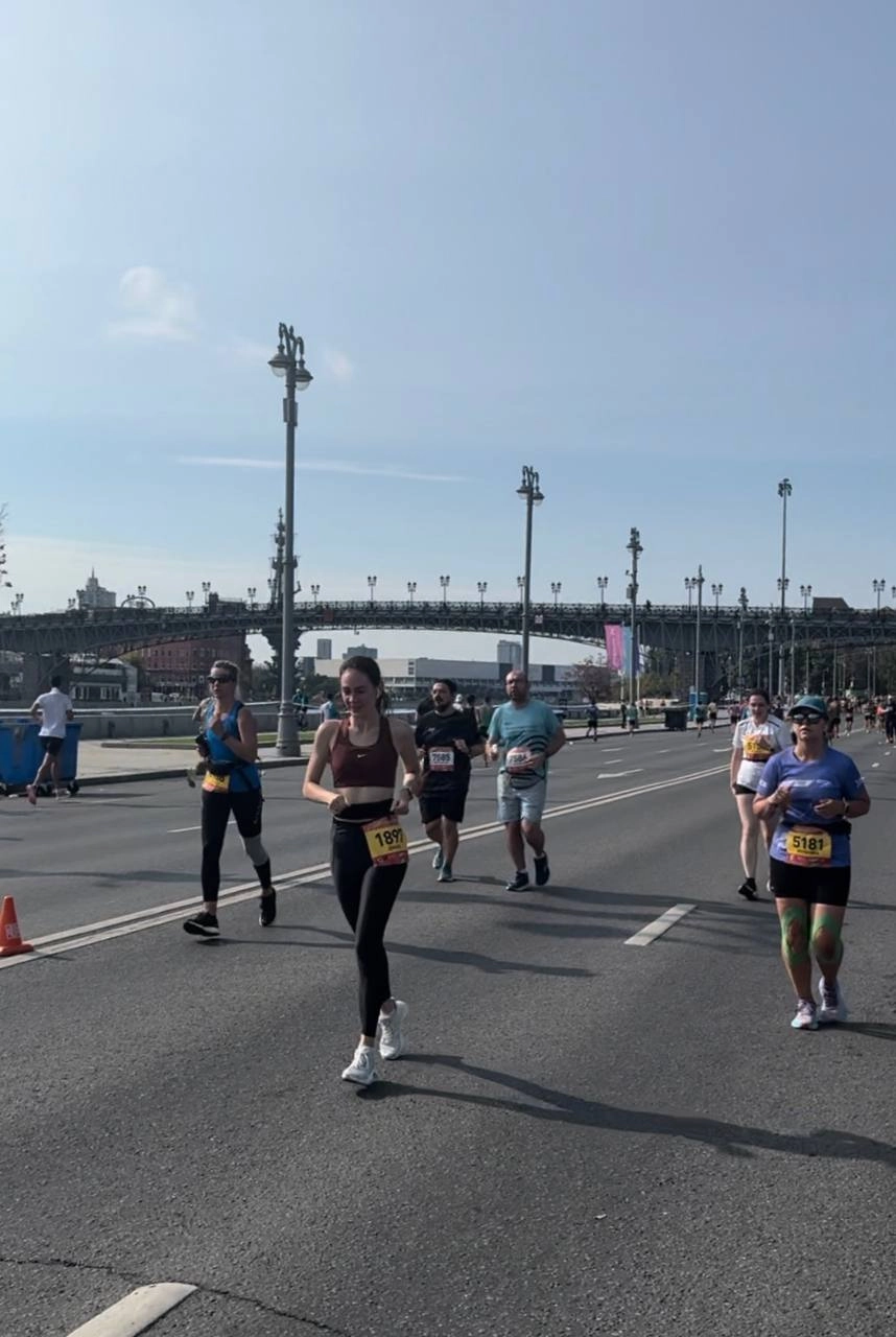 Мы это сделали! Полумарафон done 🥇
Готовились три месяца: учились работать с пульсом, меряли расстояния со скачущей гео, запоминали смешные слова — ПАНО, ЧСС, ИВН, каденс | Сетка — новая социальная сеть от hh.ru