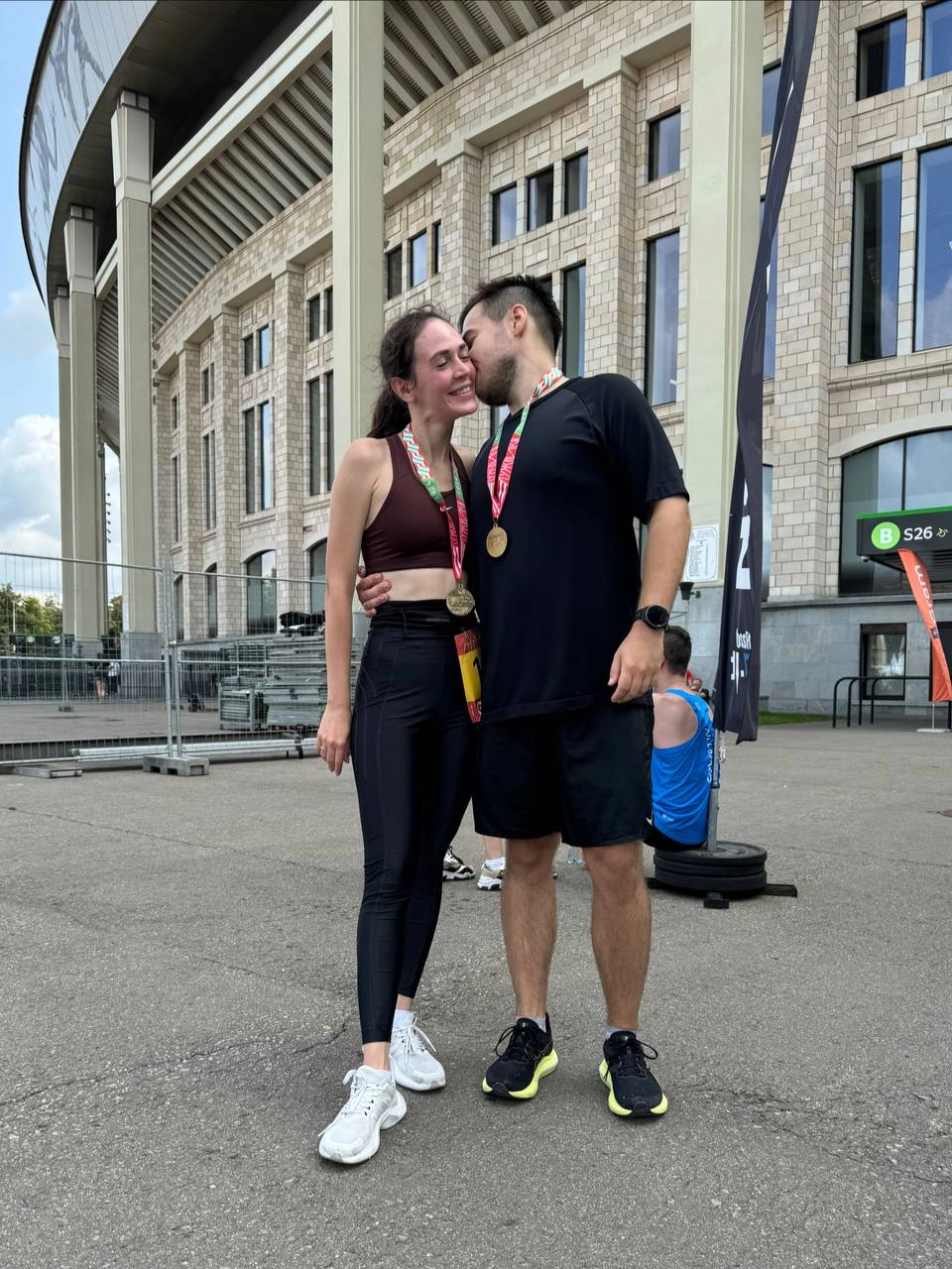 Мы это сделали! Полумарафон done 🥇
Готовились три месяца: учились работать с пульсом, меряли расстояния со скачущей гео, запоминали смешные слова — ПАНО, ЧСС, ИВН, каденс | Сетка — новая социальная сеть от hh.ru