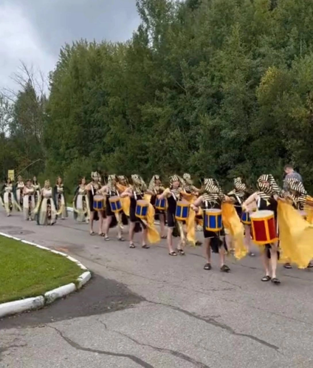 В одном из региональных пабликов обсуждают бизнесмена, который в честь своего дня рождения нарядился в фараона и (?) запряг сотрудников в колесницу.
Как вам такой корпоратив? | Сетка — новая социальная сеть от hh.ru