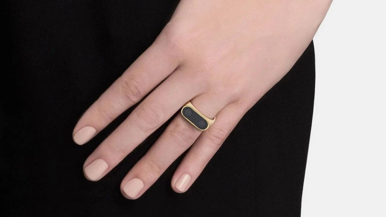 Минутка ювелирного сюра 💍 🌟 
Ювелирный бренд Miansai выпустил коллекцию украшений с использованием настоящих симкарт и камер от iPhone
Выглядит футуристично, я б купила | Сетка — новая социальная сеть от hh.ru