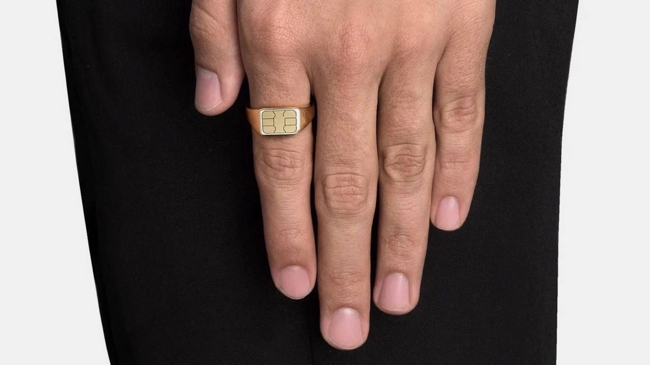 Минутка ювелирного сюра 💍 🌟 
Ювелирный бренд Miansai выпустил коллекцию украшений с использованием настоящих симкарт и камер от iPhone
Выглядит футуристично, я б купила | Сетка — новая социальная сеть от hh.ru