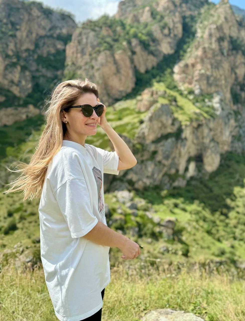 👋 Личный — это вам не обычный бренд
Когда строим бренд, то очеловечиваем его: наделяем ценностями, характером, выбираем тональность, с которой он говорит, с кем дружит, а с кем нет, как выглядит и т.д | Сетка — новая социальная сеть от hh.ru