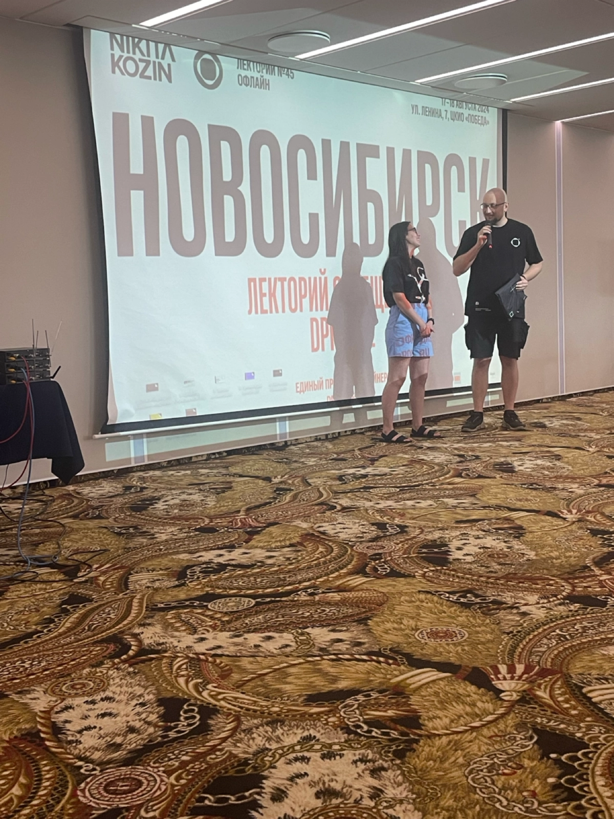 я была в Новосибе на лектории дипрофайла. это сообщество и площадка которая качает дизайн-рынок
там я выиграла футболочку, и там же состоялось мое первое публичное выступление | Сетка — новая социальная сеть от hh.ru