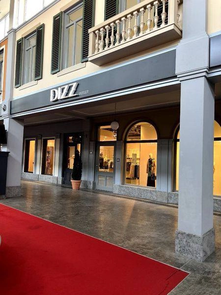 В «Аутлете Шереметьево» открылись Dizz и Orby
Концепт-стор Dizz занял 290 кв. метров в зоне премиальных марок. В ассортименте представлены изделия брендов Lovertin, Climona, Jele и других | Сетка — социальная сеть от hh.ru